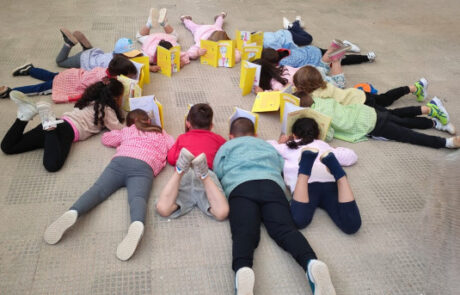 Niños leyendo Renata, mi nefróloga en el taller impartido en Lalín