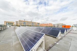 Paneles solares del centro de diálisis Los Llanos III