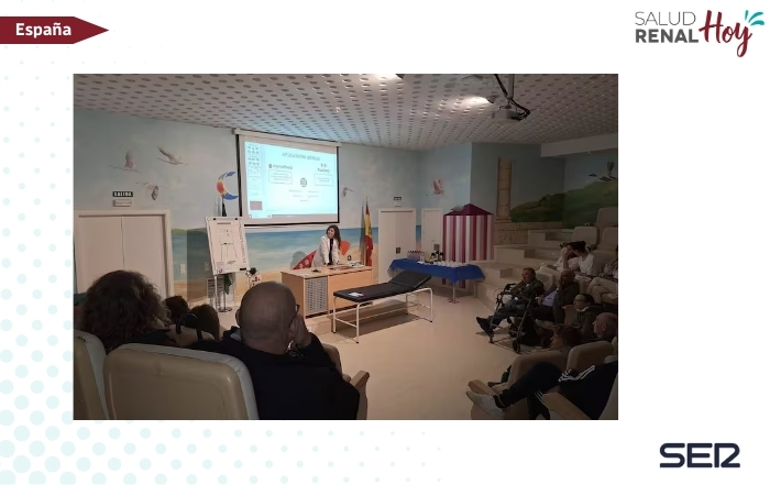 Cadena SER: Pacientes renales y familiares asisten a una sesión de aprendizaje en el Hospital de Jerez