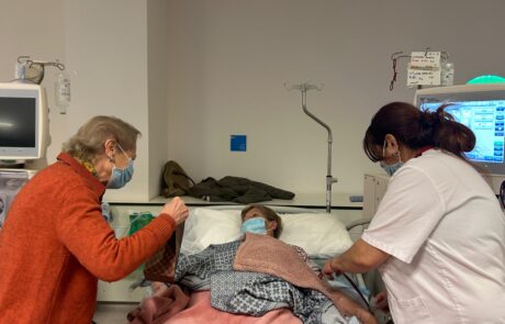 Voluntarios reparten regalos a pacientes