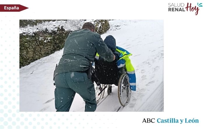 ABC: Rescatan a tres pacientes de diálisis tras quedar atrapada en la nieve su ambulancia