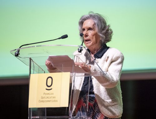 Isabel Entero, presidenta de la Fundación, recibe el Premio «Optimistas Comprometidos» en la categoría de sociedad civil