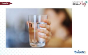 Cuídate Plus: Emilio Sánchez, nefrólogo: “Beber 3 o 5 litros de agua al día no tiene ningún beneficio extra para los riñones”